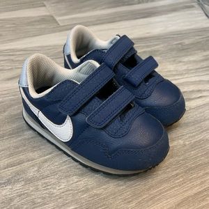 Boys gently used Velcro Nike’s size 8